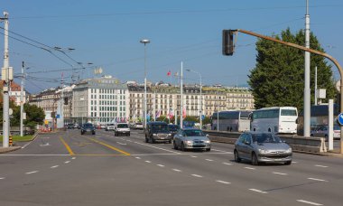 Geneva, İsviçre - 24 Eylül 2016: görünüm Pont du Mont-Blanc köprü Cenevre şehir boyunca. Pont du Mont-Blanc köprüdür 250 metre uzun köprü Rhone Nehri üzerinde.