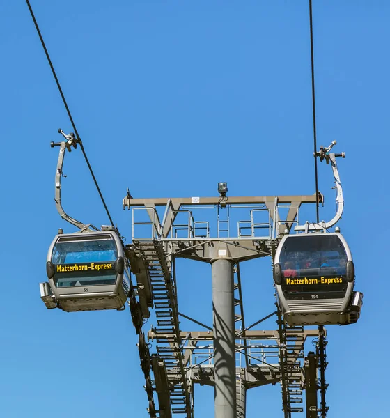 Zermatt, İsviçre - 15 Eylül 2018: Matterhorn-Express genel gider teleferik Zermatt şehir içinde. Matterhorn-Express genel gider teleferik Zermatt kasaba Trockener Steg Zirvesi ile bağlanır..