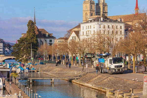 Nabrzeże rzeki Limmat w mieście Zurych w czas Adwentu — Zdjęcie stockowe