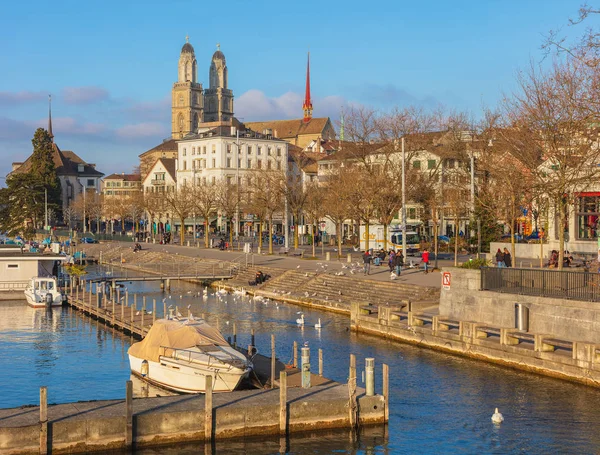 Zürich Schweiz Dezember 2016 Der Limmatfluss Und Die Altstadthäuser Entlang — Stockfoto