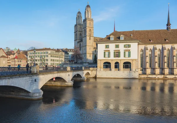 Zurych Szwajcaria Grudnia 2016 Roku Rzeki Limmat Starych Budynków Miasta — Zdjęcie stockowe