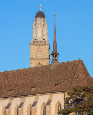 Zürih şehir görünümünde: su kilisenin çatısı (Almanca: Wasserkirche), arkasında Grossmunster Katedral Kulesi.