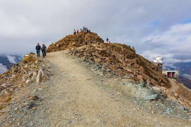 Gornegrat, İsviçre - 16 Eylül 2018: insan Gornergrat bulutlu gün. Gornergrat (İngilizce: Gorner Ridge) olduğunu Gorner buzul bakan kayalık bir sırt Güney-Doğu Wallis Swiss Kanton Zermatt şehir.