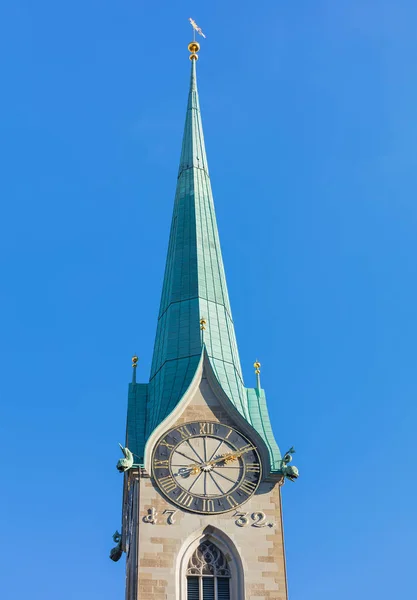 Klokkentoren van de kathedraal van de Fraumunster in Zurich, Zwitserland — Stockfoto