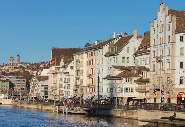 Zurich Switzerland December 2016 People Embankment Limmat River Buildings Historic — Stock Photo, Image