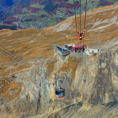 Mt. Titlis, İsviçre - 12 Ekim 2015: Rotair genel gider teleferik, dağın tepesinde istasyonundan görünümü. Onların beş-dakika yolculuk sırasında bir 360 derece çevirmek Rotair gondol olun.