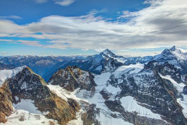 Mt. Titlis İsviçre'den Ekim ortasında, bulutlu bir günde görüntüleyin. Titlis Obwalden İsviçre kantonları ve Bern sınırında bulunan bir dağ, esas olarak Engelberg şehir erişilir.