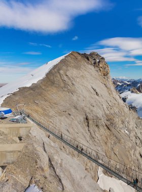 Mt. Titlis, İsviçre - 12 Ekim 2015: Titlis Cliff yürümek asma köprü alt kısmındaki görüntü üzerinde kişilerle dağın zirvesine manzara. Titlis Obwalden İsviçre kantonları içinde bulunan bir dağ değil.