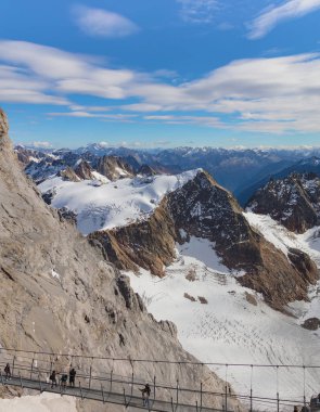 Mt. Titlis, İsviçre - 12 Ekim 2015: Titlis Cliff yürümek asma köprü alt kısmındaki görüntü üzerinde kişilerle dağın zirvesine manzara. Titlis Obwalden İsviçre kantonları içinde bulunan bir dağ değil.