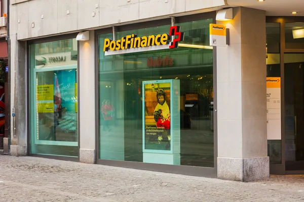 Zürih, İsviçre - 6 Aralık 2015: bir ofisin Postfinance Zürih şehir tarihi bölümünde bir pencere. PostFinance İsviçre posta 1906 yılında kurulmuş, finansal hizmetler birimidir.