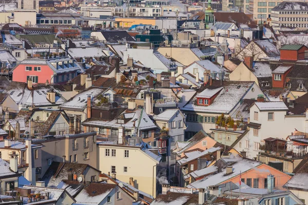 冬はスイスのチューリッヒの街の歴史的な部分の建物 — ストック写真