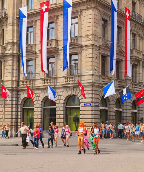 Praça Paradeplatz em Zurique no dia do desfile de rua — Fotografia de Stock