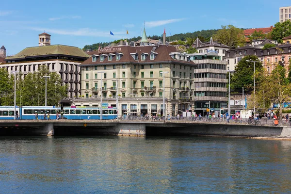 Zurych Szwajcaria Maja 2016 Budynki Starego Miasta Zurychu Ludzie Skarpie — Zdjęcie stockowe
