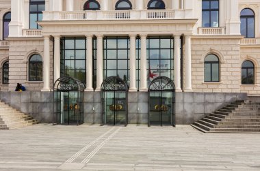 Zürih, İsviçre - 25 Mayıs 2016: cephe, Zürih Opera Binası, evi Sechselautenplatz kare görünümden. Zurich Opera House (Almanca: Opernhaus Zürih) Zurih Opera Evi 1891 yılından bu yana olmuştur.