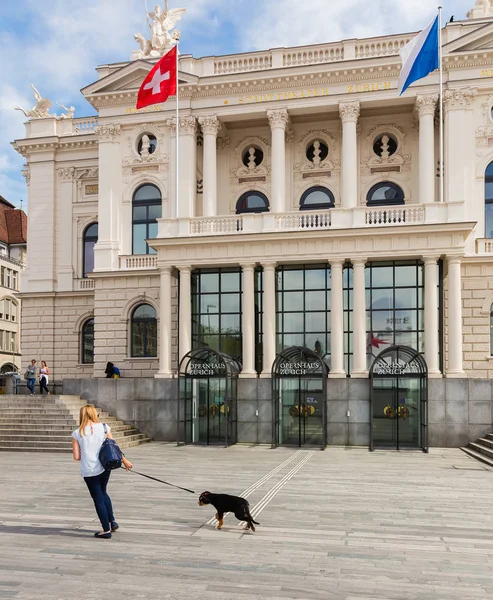 チューリッヒ スイス連邦共和国 2016 チューリッヒのオペラハウスを構築する前に Sechselautenplatz 広場からの眺め チューリッヒのオペラハウス ドイツ語 オペラハウス チューリッヒ — ストック写真