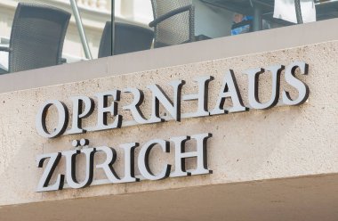 Zürih, İsviçre - 25 Mayıs 2016: işareti üzerinde bilet gişesi Zurich Opera House Sechselautenplatz kare üzerinde girişinde. Zurich Opera House (Almanca: Opernhaus Zürih) Zurih Opera Evi 1891 yılından bu yana olmuştur.