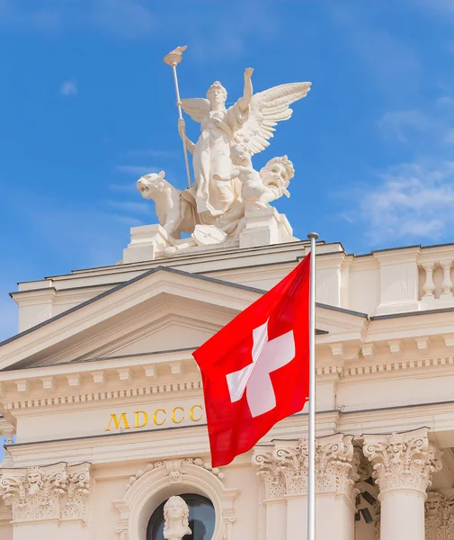 チューリッヒ スイス連邦共和国 2016 上部建物 チューリッヒ オペラ ハウスの前にスイス連邦共和国のフラグ Sechselautenplatz 広場からの眺め チューリッヒのオペラハウス — ストック写真