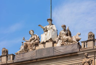 Zürih, İsviçre - 25 Mayıs 2016: heykeller Zürih Ana İstasyonu binanın tepesinde. Zürih Ana İstasyonu'na (Almanca: Zürih Hauptbahnhof, genellikle Zürih Hb için kısaltılmış) en büyük Tren İstasyonu'na İsviçre.