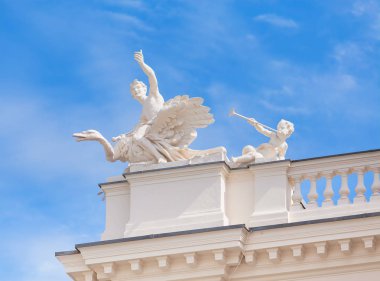 Zürih, İsviçre - 25 Mayıs 2016: Zurich Opera House binanın üst kısmı. Zurich Opera House (Almanca: Opernhaus Zürih), Zurih Opera Evi 1891 yılından bu yana olmuştur aynı zamanda Bernhard-tiyatro Zürih ve Zürih Balesi evler.