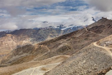 Gornergrat bir bulutlu gün Eylül ortasında görüntüleyin. Gornergrat (İngilizce: Gorner Ridge) olduğunu Gorner buzul bakan kayalık bir sırt, Güney-Doğu İsviçre Zermatt şehir.