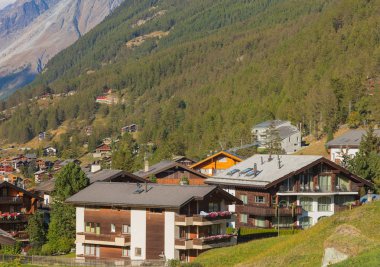 Kasaba Zermatt İsviçre Eylül ortasında. Zermatt iline bağlı ilçe Visp İsviçre Wallis kentinde, ünlü bir dağcılık ve kayak tatil.