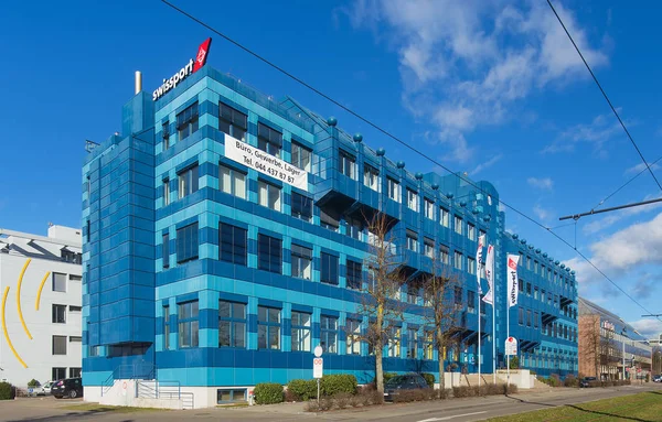 スイスポート ・ インターナショナル株式会社 com の看板が目印の建物 — ストック写真