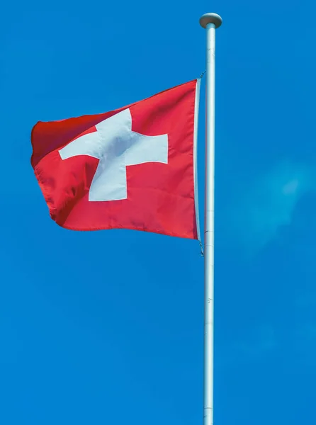 Vlag Van Zwitserland Tegen Blauwe Hemel — Stockfoto