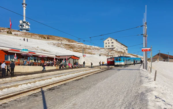 リギ山 スイス 2016 人と山の頂上にリギ クルム駅で列車 リギ山ラック鉄道で人気のある観光地は します — ストック写真