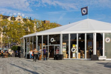 Zürih, İsviçre - 29 Eylül 2017: mekan Zürih Film Festivali'nin Sechselautenplatz kare, bu insanlar üzerinde. Zürih Film Festivali her yıl 2005 yılından bu yana Eylül sonuna gerçekleşir, 2017 yılında 28 Eylül'e kadar 8 Ekim üzerinden devam ettiği.