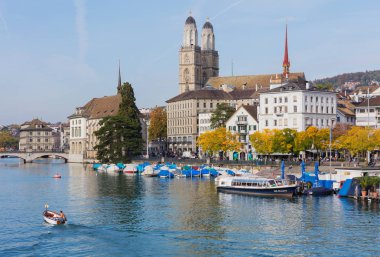 Zürih, İsviçre - 29 Eylül 2017: Zürih şehir ve millet nehir, nehir boyunca geçen bir tekne bir kişi çıkabilir Tarih boyunca binalar Limmat Nehri. Zürih İsviçre'deki en büyük şehridir.