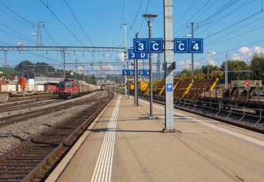 Gossau/St. Gallen, İsviçre - 19 Eylül 2018: St. Gallen (Zürih kentinde Gossau Belediyesi ile karıştırılmamalıdır İsviçre Kantonu Gossau belediyesinde Gossau Sg tren istasyonu platformu).