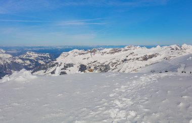 Mt. Titlis İsviçre'den kışın görüntüleyin. Titlis Obwalden İsviçre kantonları ve Bern sınırında bulunan bir dağ, genellikle kendi Kuzey tarafında Engelberg şehir üzerinden erişilir.