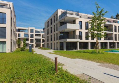 Bremgarten, İsviçre - 16 Haziran 2018: yeni konut caddesindeki Augraben Bremgarten içinde. Bremgarten Aargau, İsviçre Kantonu iline bağlı, onun Ortaçağ tarihi kent Ulusal önemi mirası listeleniyor.
