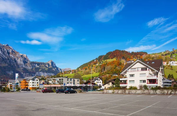 Ciudad de Engelberg en Suiza en otoño — Foto de Stock