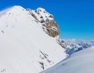 Kışın rüzgarlı bir günde İsviçre Mt. Titlis Zirvesi