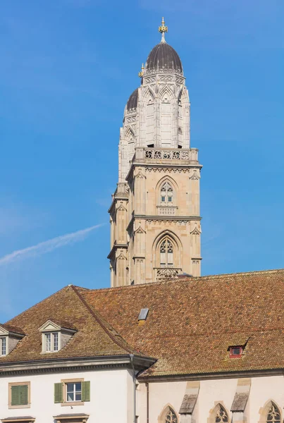 Torres da famosa catedral Grossmunster cidade de Zurique, Swit — Fotografia de Stock