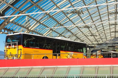 Chur şehir otobüs istasyonunda postauto otobüs