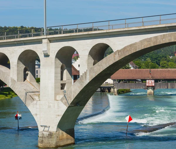 Ponte sobre o rio Reuss na cidade de Bremgarten, Suíça — Fotografia de Stock