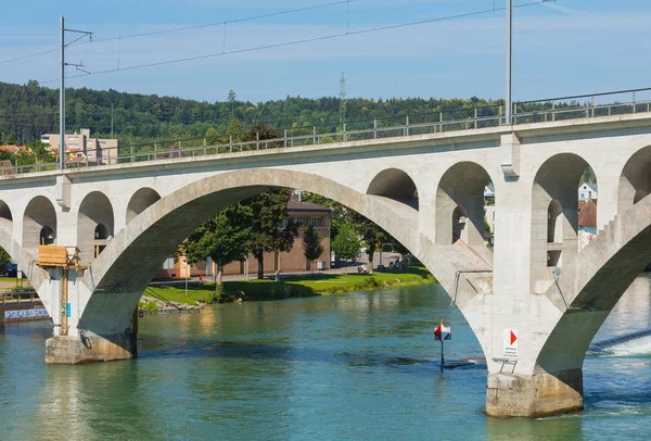 Isviçre, Bremgarten kasabasında Reuss Nehri üzerinde köprü — Stok fotoğraf
