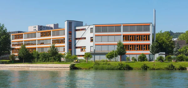 Edifici della città svizzera di Bremgarten lungo il fiume Reuss — Foto Stock