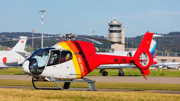Eurocopter EC 120B Colibri helikopter på Zürich flyg plats — Stockfoto