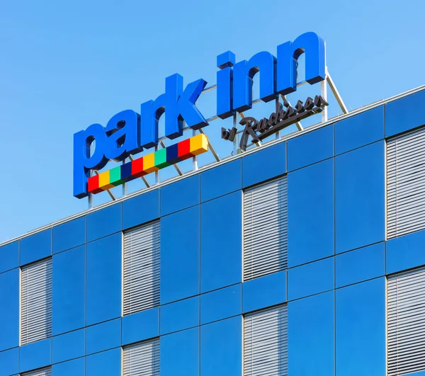 Upper part of the building of the Hotel Park Inn by Radisson in — Stock Photo, Image