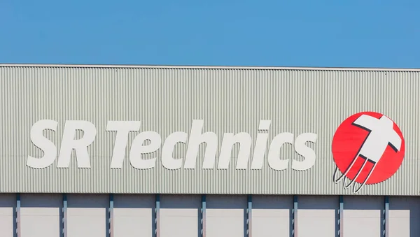 Edificio en el aeropuerto de Zurich con el signo de la empresa SR Technics — Foto de Stock