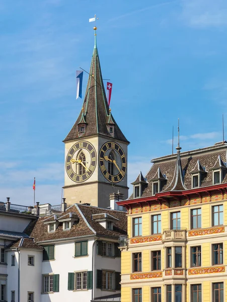 Torre della chiesa di San Pietro sopra gli edifici della parte storica della città di Zurigo — Foto Stock