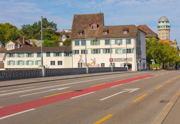 Ponte Rudolf Brun sobre o rio Limmat na cidade de Zurique , — Fotografia de Stock