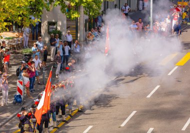 İsviçre Ulusal Günü sho adanmış geçit töreni katılımcıları