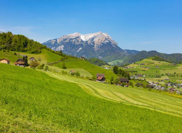 Pohled z úpatí hory Stanserhorn ve švýcarském kantonu NID — Stock fotografie