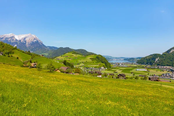 Vue depuis le pied du Mt. Stanserhorn dans le canton suisse de Nid — Photo