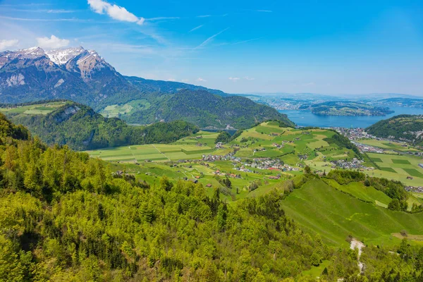 Vue dans le canton suisse de Nidwald au printemps — Photo