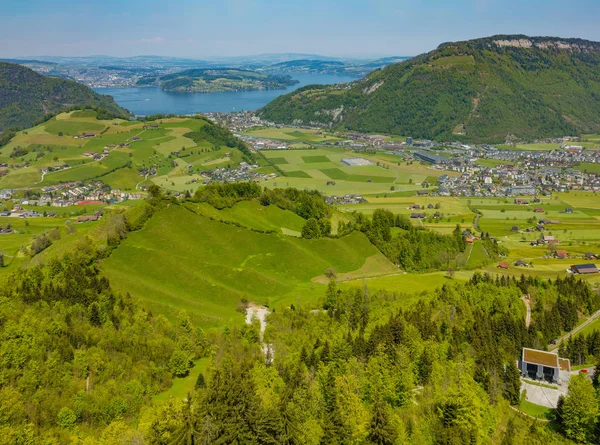 Вид с горы. Stanserhorn в Швейцарии весной — стоковое фото